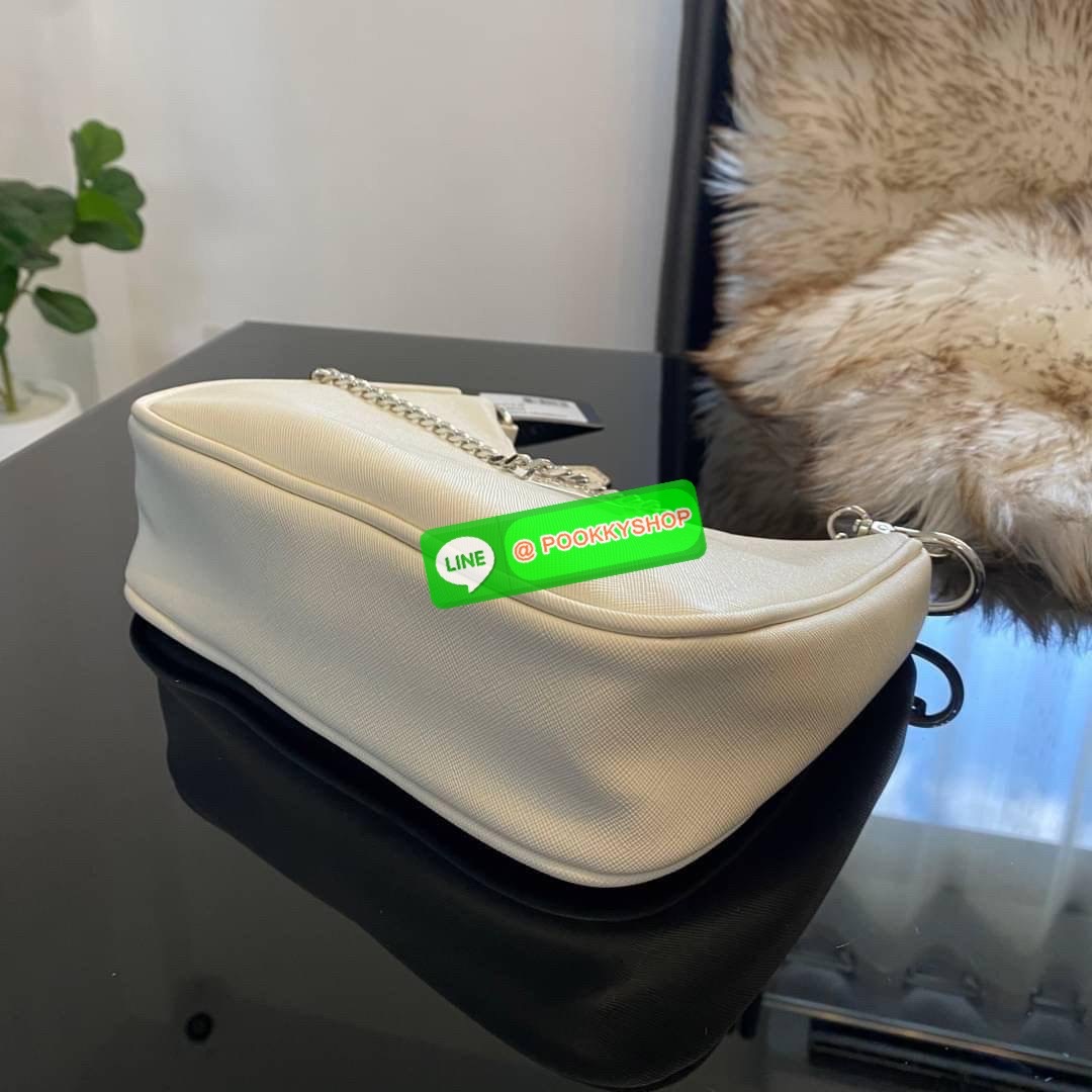 รุ่นใหม่ล่าสุด GUESS SHOULDER BAG ซื้อ1ได้ถึง2ไอเท็ม กระเป๋าพอชรูปทรงสวย เปิด-ปิดด้วยซิปด้านในโล่งกว้างมีช่องซิปใส่ของจุกจิก เพิ่มความน่ารักด้วย กระเป๋าใส่เหรียญใบเล็กทรงกลม เฝสามารถถอดใช้แยกได้ มาพร้อมสายโซ่สะพายไหล่ และสายสะพายยาวสามารถปรับระดับได้ฟรีไซ