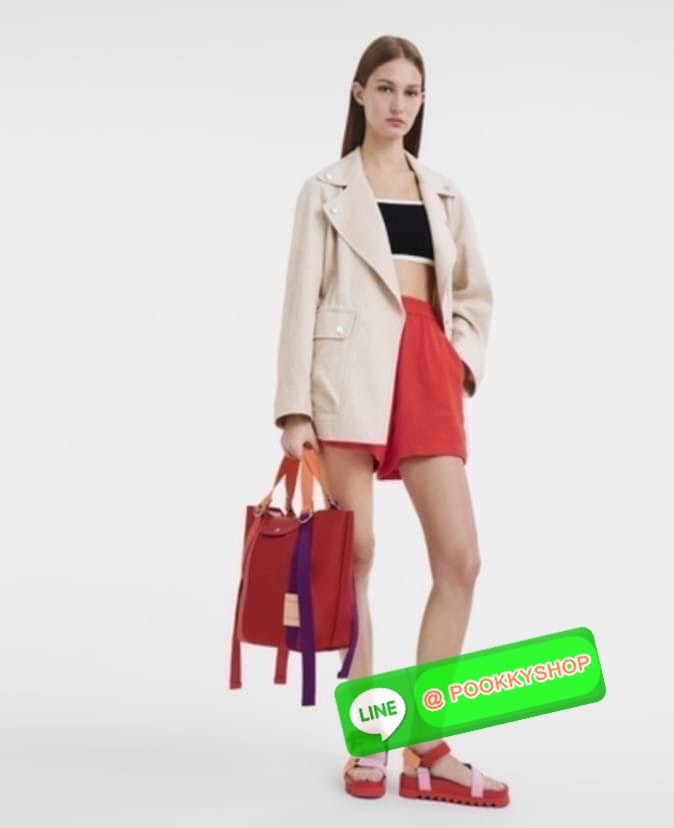 💕LONGCHAMP LE PLIAGE RE-PLAY Tote bag S เป็นอีกรุ่นที่น่าสนใจในการออกแบบ กระเป๋าโท้ทแนวตั้งที่กว้างขวางมีน้ำหนักเบา ใช้งานได้จริง ปิดด้วยกระดุมแป๊กและสามารถถือด้วยมือ สะพายไหล่ และสะพายข้างลำตัว Le Pliage Re-Play เวอร์ชันใหม่นี้ยังคงเติมชีวิตชีวา