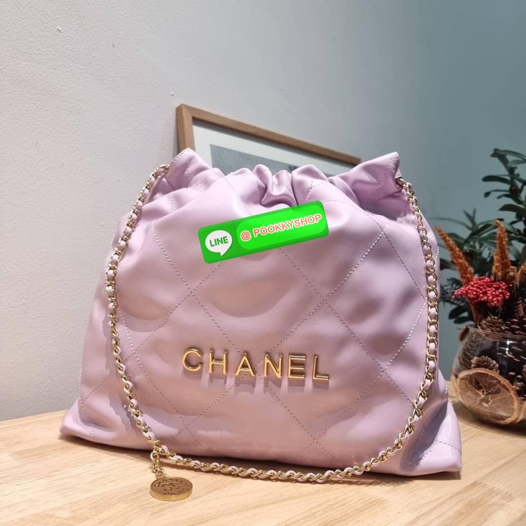 เกินต้านที่สุดกับไอเท็มนี้ Chanel 22 ที่สาวๆหรือใครๆก็ต้องมีแล้ว!! แค่เห็นก็หลงรัก กระเป๋าทรงสวย ดีเทลเรียบแต่มีความหรูแอบซ่อนอยู่ ด้วยดีไซน์สายสะพายโซ่สีทอง และโลโก้อันโดดเด่น วัสดุหนังแกะ สัมผัสดีงามน่าหลงใหลมาก ใช้ได้ง่ายๆไปเลยทุกโอกาส ใช้งานได้สะดวก ม