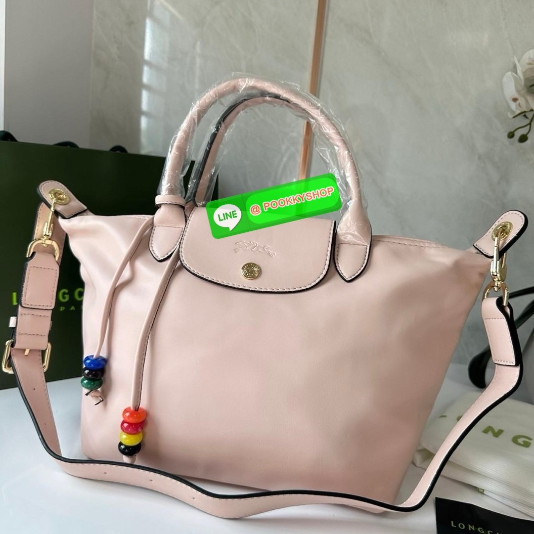 LONGCHAMP Le Pliage Xtra L Leather Handbag 🔖กระเป๋าสะพายคอสบอดี้ รุ่นใหม่โด่ดเด่นลูกเล่นของลูกปัดห้อยสีสันสดใส ทำให้กระเป๋าดูมีลูกเล่นมากขึ้น 🔖วัสดุ : หนังวัวทั้งใบนิ่มน่าสัมผัส 🔖เปิด-ปิดแบบกระดุมแป็ก มีซิปปิดปากกระเป๋าอีกชั้น ป้อง