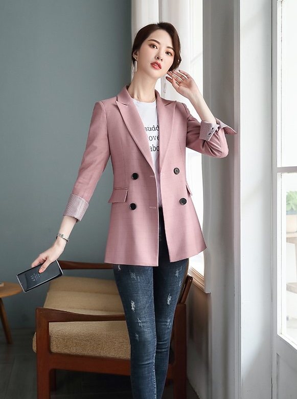 เสื้อสูทแฟชั่น : เสื้อสูทลำลอง แขนยาว แต่งลายปลายแขน สีชมพู ทรง Over Coat กระดุมหน้า 2 แถว ใส่ไปต่างประเทศได้ แบบมาใหม่ปี 2020 มีกระเป๋าใช้งานได้ คัตติ้งสวย เนื้อผ้าดีมาก งานเนี๊ยบ สวยเป๊ะ ค่ะ