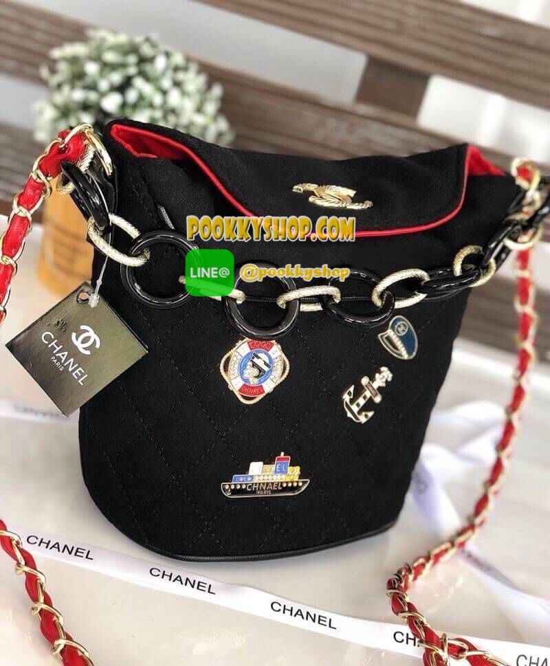Chanel ทรงถัง เป็นกระเป๋าถือ/สะพายหลังอเนกประสงค์ แคนวาส เนื้อหนา ผิวสัมผัสคล้ายหนังกลับ ด้านในบุหนัง ฐานรองหนังปักcc ด้านหน้าปักอะไหล่ ประดับเพชรcz สายสะพาย2 แบบ เก๋มากๆค่ะ มีถุงผ้ากันฝุ่นแถมให้ค่ะ