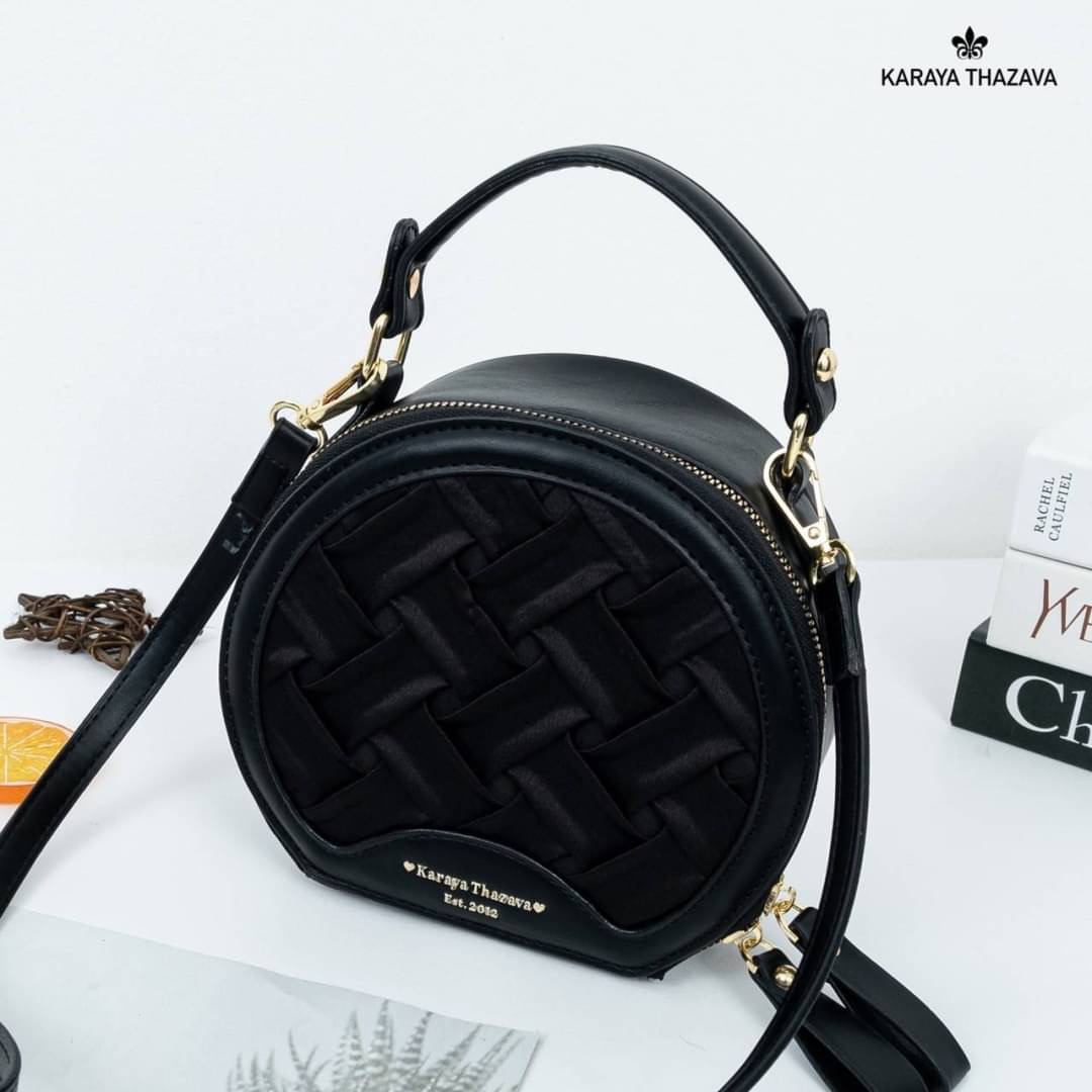 แบรนด์แท้ Karaya ทรงกลมน่ารัก สีสวย มี 2 ช่องใช้งาน ถือได้สะพายข้างได้ งานขายดีคะ ทรงสวยขนาดกำลังน่ารัก