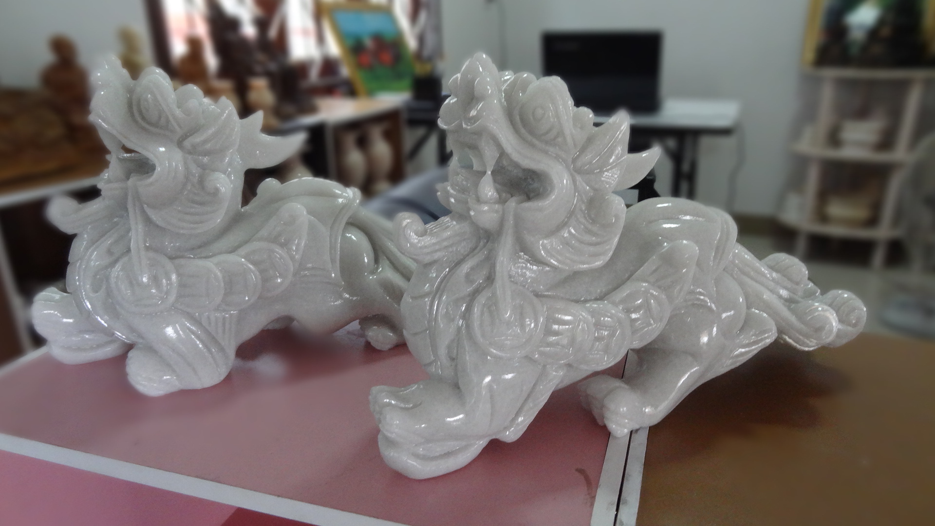 ปี่เซี๊ยะคู่ หินอ่อนสีขาว หางพวง ขนาดยาว 32 สูง 20 เซนติเมตร ( 1 คู่ )