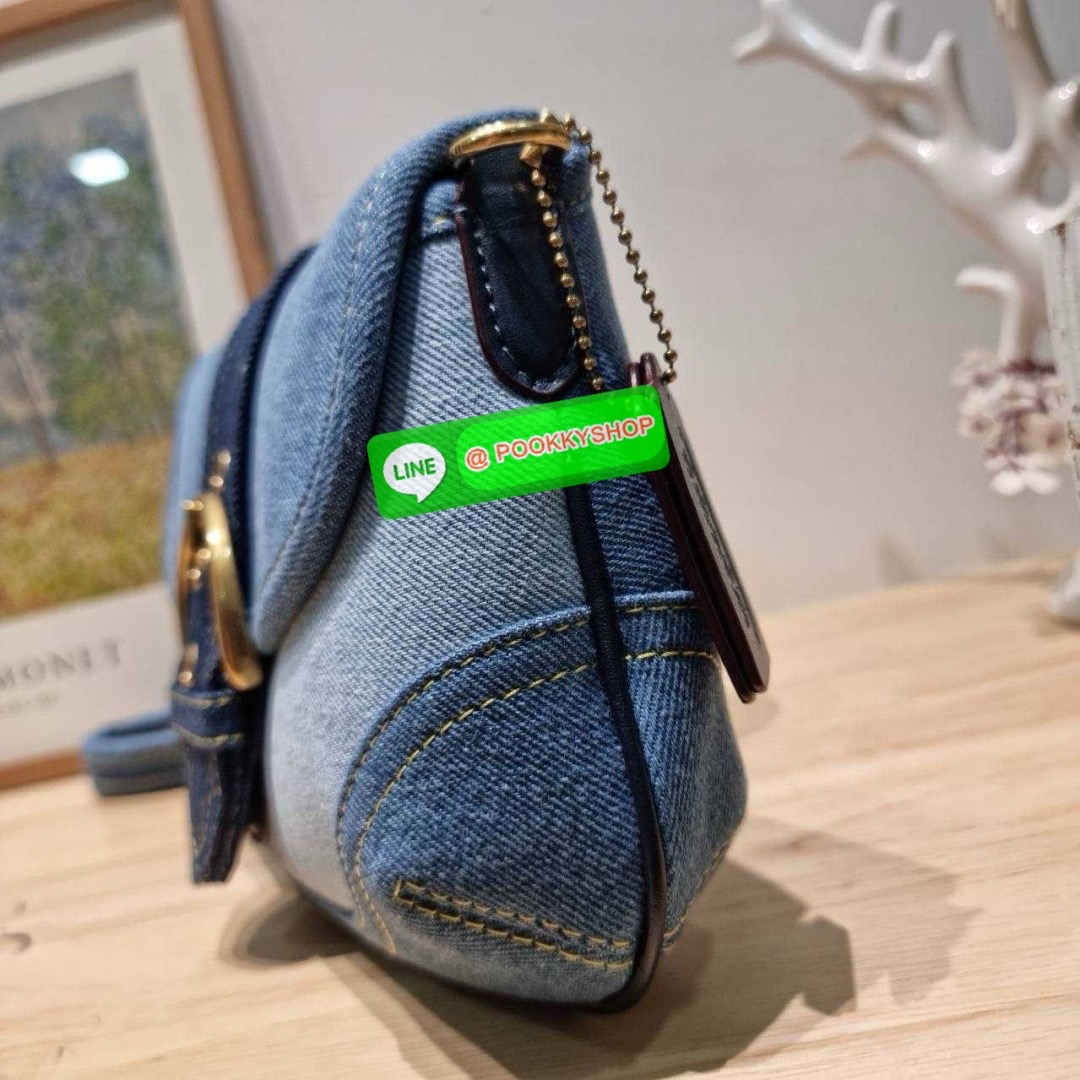 COACH CR737 SOHO BAG IN REPURPOSED DENIM 🔅 Details เลิกสวยแซ่บกี่โมงคะคุณน้า! ไอเท็มให้พาใจสั่นมาอีกแล้ว! กับกระเป๋าสะพายไหล่สไตล์วินเทจ ที่ยังคงแมสและฮอตมาก ด้วยรูปทรงที่ใช้งานง่าย ไม่เกะกะ แต่มีความเรียบหรูในตัว กระเป๋าปิดด้วยกระดุมแม่เหล็ก ภายใ