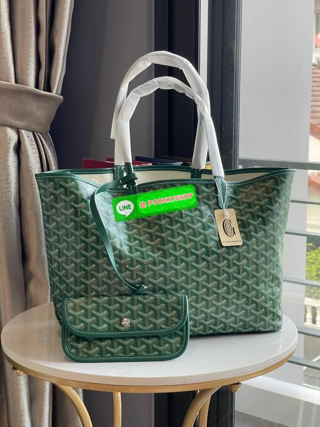 💕 Goyard Saint Louis Pm Bag กระเป๋าสุดคลาสสิกจากแบรนด์เก่าแก่ของฝรั่งเศส ความพิเศษคือแต่ละใบต้องเพนท์ลายโมโนแกรม Chevron ด้วยมือเท่านั้น จึงเป็นเหตุผลที่กระเป๋า Goyard กลายเป็นหนึ่งในกระเป๋าที่คนต้องการ โดยเฉพาะรุ่น St. Louis Tote ที่ว่ากันว่าเป็น