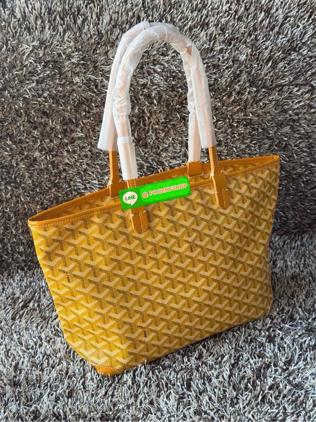 Goyard Artois PM Bag กระเป๋า Artois PM เป็นกระเป๋าที่มีซิปด้านบนเพิ่มคงามปลอดภัย ภายในพื้นที่กว้างเพื่อจัดระเบียบข้าวของของคุณ มันโดดเด่นด้วยฐานด้านล่างทั้งสองมุมเย็บต่อด้วยหนังใช้งานในแบบทางการหรือกึ่งทางการก็ได้