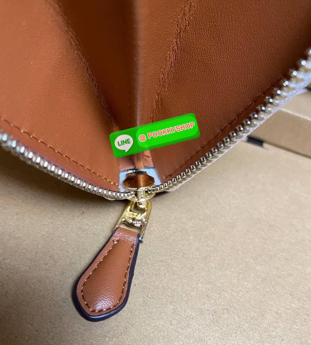 COACH ACCORDION ZIP WALLET IN SIGNATURE CANVAS กระเป๋าสตางค์ใบยาว ซิปรอบ ใช้งานง่าย ด้วยฟังค์ชั้น ด้านใน ใส่บัตรได้จุใจ มีช่องซิปใส่เหรียญตรงกลาง โดนใจหลายๆคนไปเรียบร้อยและคลาสสิค เรียบหรูดูแพงตลอดกาล ยกให้รุ่นนี้เลย