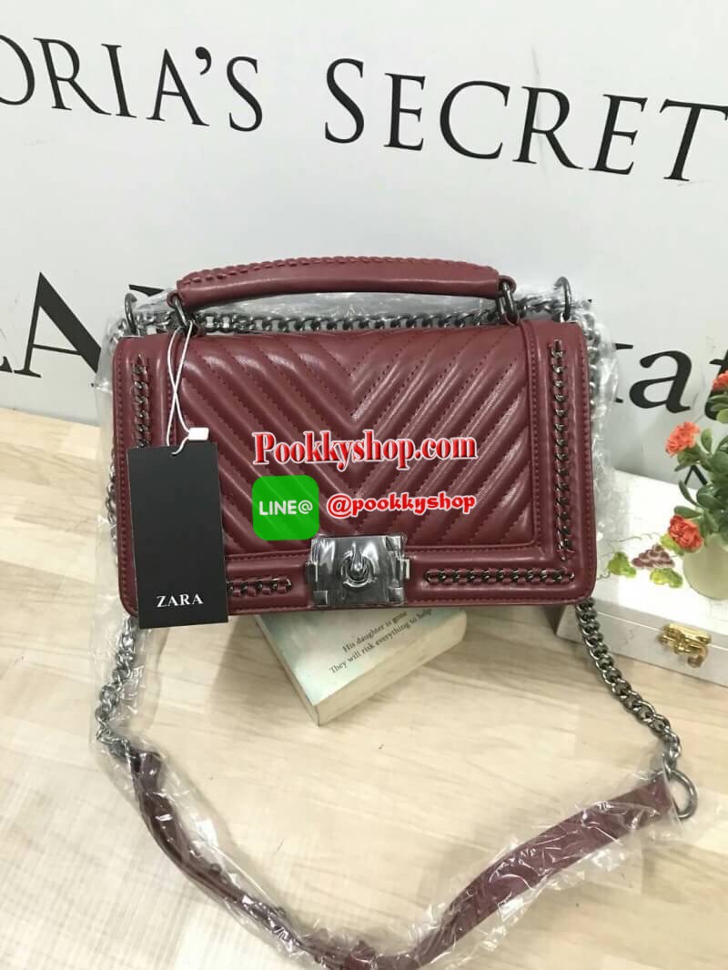 ZARA (Basic) shoulder bag :รีออเดอร์รุ่นขายดีฝุด กระเป๋าทรง Look like chanel ทรงกล่อง ตั้งอยู่ทรง ตัวกระเป๋าหนัง PU สวยเงา สายสะพายโซ่ต่อหนัง ความยาว 120cm ปรับได้3ระดับ ด้านหน้าแต่งขอบโซ่ถักหนัง เย็บลายแทยงทั้งหน้าและหลัง ภายในมีช่องใหญ่และช่องซิป2ช่อง ม