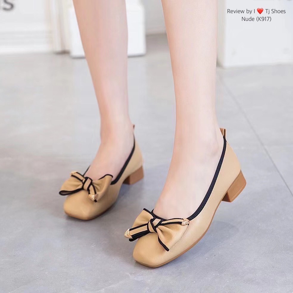 พร้อมส่งรองเท้าคัชชูนำเข้า ขายดีสุดๆ หนังรุ่นนี้คือดีนิ่มมาก ทรงสวย สวมใส่ง่าย แต่งด้วยโบว์น่ารักๆ ใส่ได้เรื่อยๆ เรียบหรูดูดีมาก ใส่สบาย ส้นงอได้ช่วยลดแรงกระแทกเวลาเดินได้ดี แมทกับชุดง่าย ใส่กับอะไรก็น่ารักสุดๆ ควรมีไว้เป็นคู่โปรด ของจริงงานดีมากสวยมาก ตร