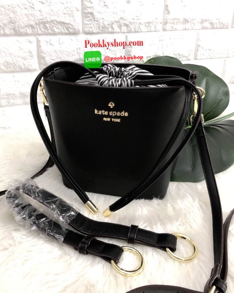 New arrival!!! Katr spade new york cameron street pippa bag 2018 พร้อมส่ง รุ่นใหม่ล่าสุดค่ะ!!! กระเป๋าวัสดุหนังซาฟเฟียโน่ ทรงถัง สามารถถือได้ สะพายข้างได้ค่ะ ด้านหน้าติดอะไหล่แบรนด์ ปากกระเป๋าเปิดปิดแบบหูรูด แบบหนังห้อยยาวลงมา หนังรูดง่ายมากค่ะ ภายในกระเป