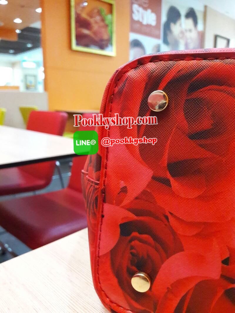 พร้อมส่ง Victoria's Secret Shopping Bag กระเป๋าอเนกประสงค์สุดสวยสะดุดตา วางตั้งได้ ไม่ยุบไม่ย้วย ใส่ของใช้สารพัดในทุกที่ทุกเวลา เปิดปิดง่ายๆด้วยกระดุมแป๊ก ฐานวางตั้งอยู่ทรงมีหมุดรองกระเป๋า พร้อมอักษรแบรนด์สีเงินแวววาวด้วยจ้า