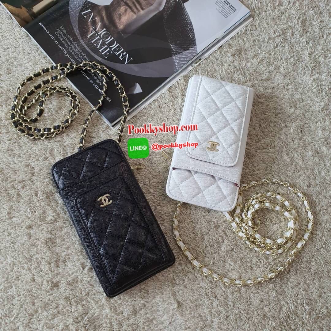 NEW ARRIVAL!! CHANEL VIP GIFT WOC BAG กระเป๋าสตางค์คล้องคอ/ Crossbody ที่กำลังมาแรงมาในตอนนี้ ตัวกระเป๋าเป็นกระเป๋าสตางค์หนังพียูลาย CAVIER อะไหล่ทองทั้งใบ ด้านหน้าใส่ iphone+ ได้ เปิดปิดด้วยกระดุมแม่เหล็ก สามารถใส่บัตรได้อีก4ใบด้านใน พลิกมาด้านหลังมีช่อง