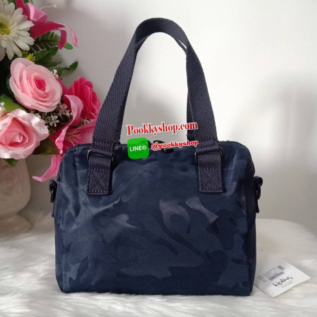 Kipling Brynne handbag & shoulder bag กระเป๋าถือหรือสะพายข้าง รุ่นใหม่จาก Kipling รูปทรงโค้งมนสวย พร้อมสายสะพายแบบคล้องแขนและสายสะพายยาว สามารถใช้งานได้ทั้ง 2 แบบ ด้านหน้ามีช่องใส่ของใช้จุกจิก ด้านในช่องโล่งกว้าง มีซิปข้างและช่องใส่ของแยกอีกฝั่ง เหมาะกับก