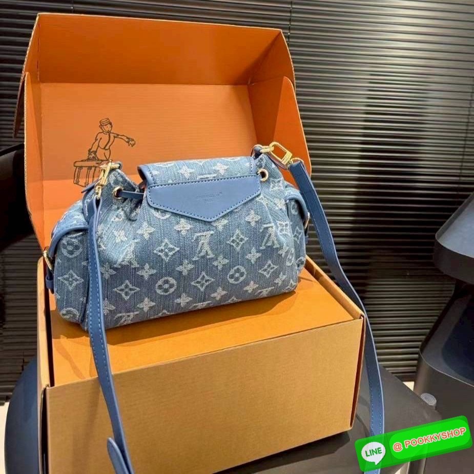 LV Odyssee bag Monogram Denim กระเป๋าสะพายดีไซน์ใหม่งานเดนิมฟอก คอลเลกชันประจำฤดูกาล Pre-Fall 2025 ออกแบบมาเพื่อเชิดชูมรดกล้ำค่าที่สืบทอดจากรุ่นสู่รุ่น ดีไซน์ทันสมัยใช้งานได้ทุกวัน Monogram แคนวาสเป็นเอกลักษณ์ ยกระดับด้วยตัวล็อกสีทองและสายโซ่ตกแต่งแบบถอดอ