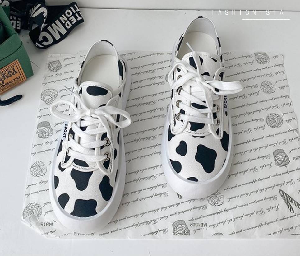 🐄🐮 💕ITEM SO CUTE💕 🐮🐄 สินค้ามาใหม่ พร้อมส่งค่ะ รองเท้าผ้าใบผูกเชือกสไตล์ญี่ปุ่น วัสดุผ้าแคนวาสเนื้อหนานุ่มลายวัวน้อยน่ารัก ดีไซน์เก๋ทรงพับส้นได้ พื้นขนมปังหนา 3.5 c.m. ใส่สบายไม่บีบหน้าเท้า งานตอกตาไก่แน่น ใช