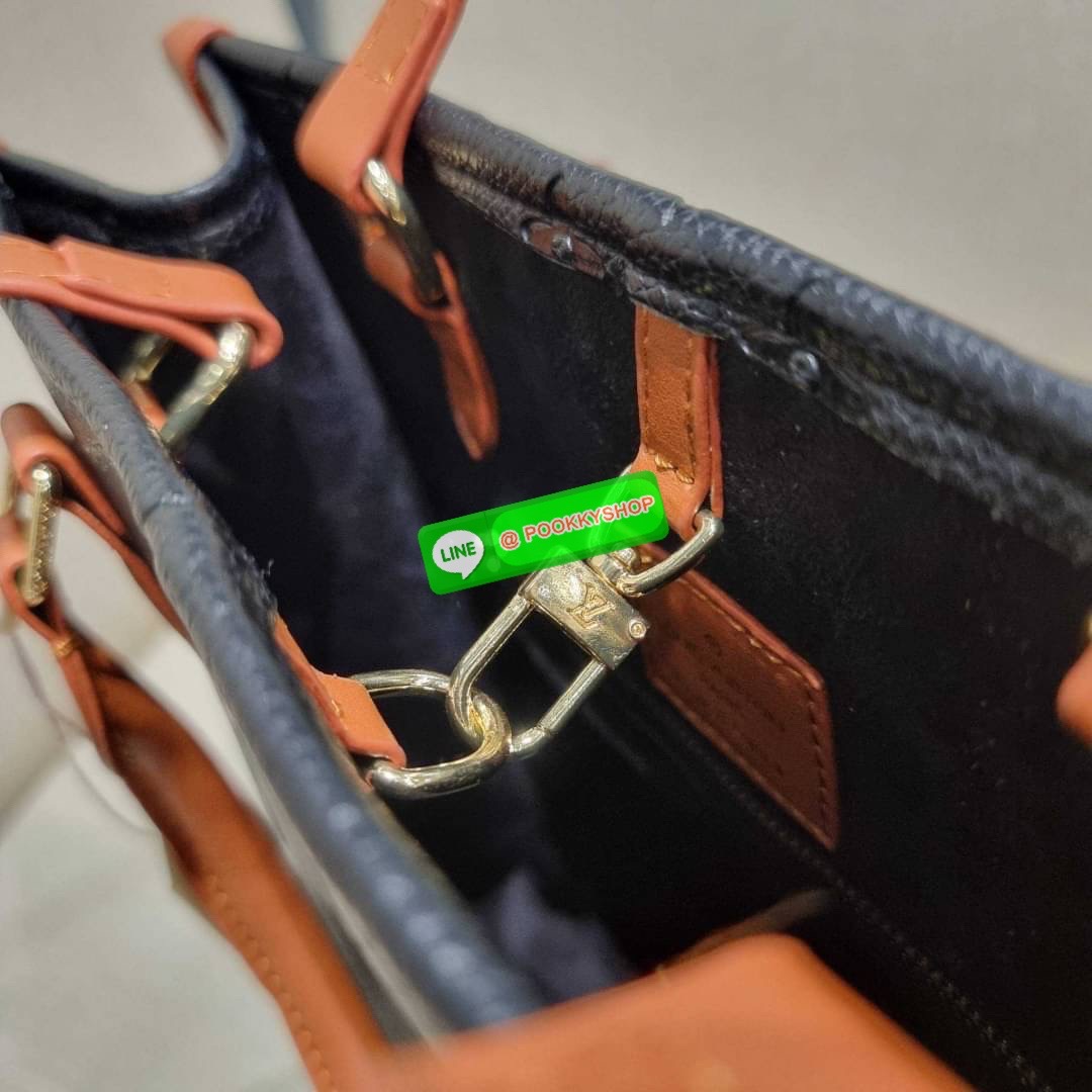 New arrival!! LV crossbody tote bag ดีไซน์สวยคม สมราคา ดูแพงไปอีก ด้วยดีเทลลายของหนัง crossgrain กระเป๋าทรงโท้ทจากเคาน์เตอร์ dutyfree คลาสสิค ผู้ดียืนหนึ่ง โทนสีใช้งานง่าย แมทช์ได้ทุกลุค มาพร้อมหูจับในตัว แบบหูหิ้ว และหูยาวสำหรับสะพายไหล่ เก๋มาก ชิคมาก ภา