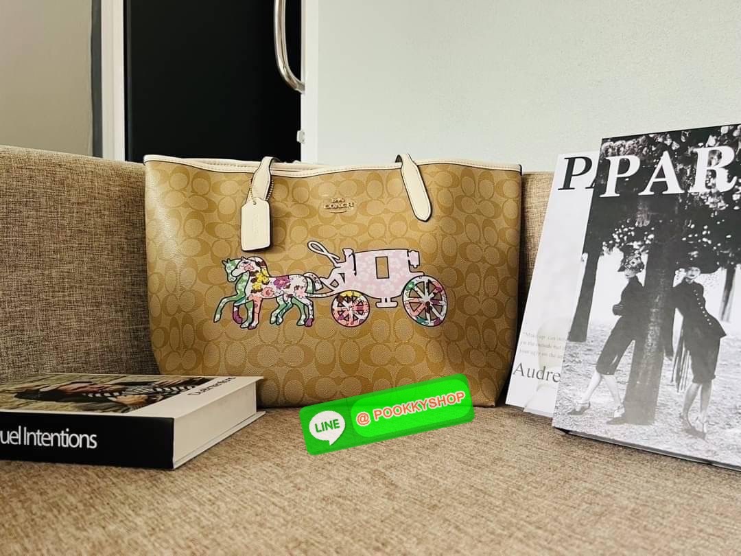 NEW 🌟🌟 CITY TOTE IN SIGNATURE CANVAS WITH HORSE AND CARRIAGE PATCHWORK GRAPHIC Coach CA607 City Tote ในแคนวาสซิกเนเจอร์ สี Gold/Light Khaki Multi ผ้าใบเคลือบซิกเนเจอร์และหนังเรียบ ด้านในกระเป๋าซิป ปิดสแน็ป หูจับ 10" ดรอป