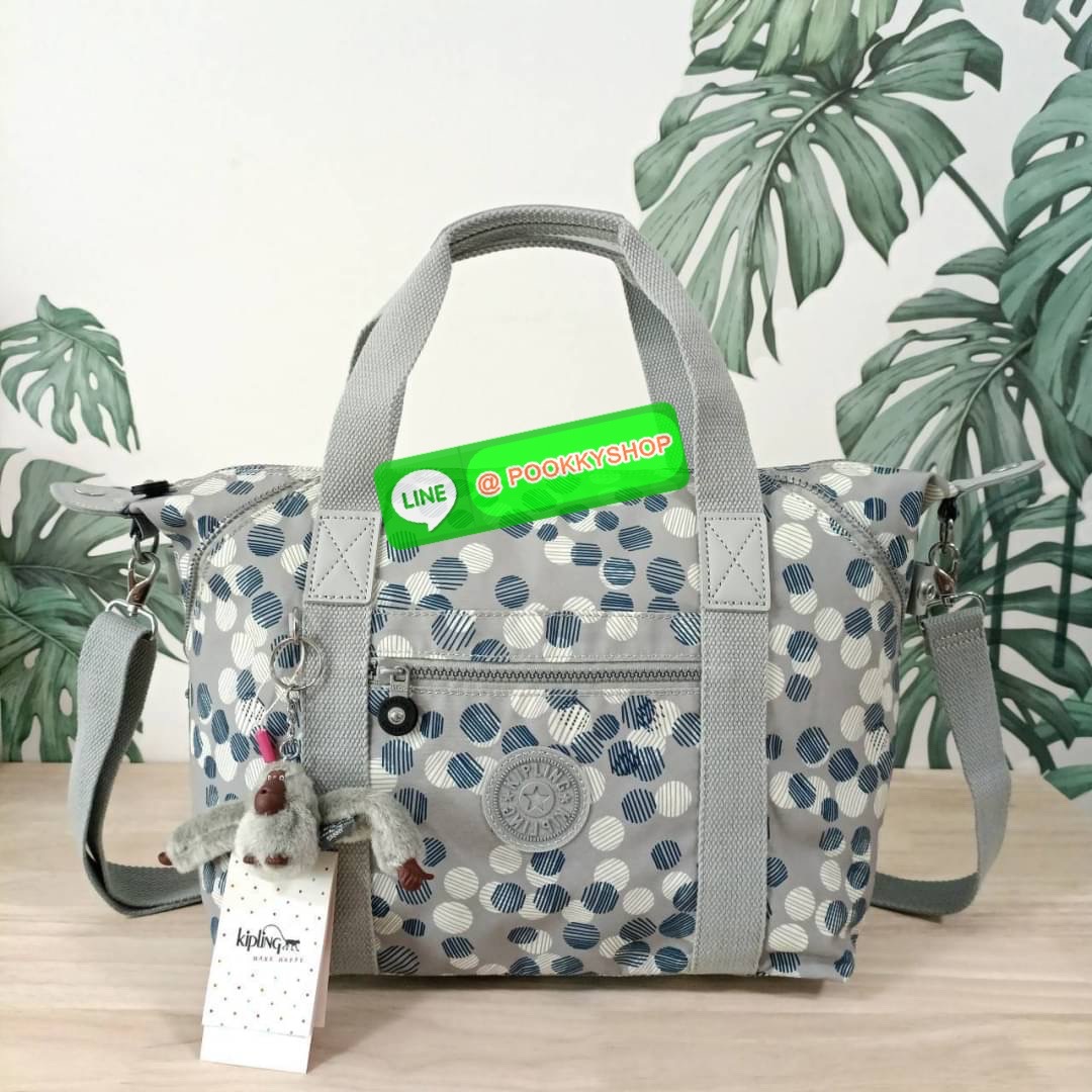 KIPLING Art Medium Tote Bag กระเป๋าเป้สะพายหลัง วัสดุด้านนอก Nylon +polyester กระเป๋ารุ่นฮิตตลอดกาล จาก kipling ลายใหม่ -ด้านหน้ามีช่องแยกใส่ของใช้เล็กๆน้อย 2 ช่อง -ช่องหลักโล่ง กว้าง จุของได้เยอะมาก พร้อมสายคล้องพวงกุญแจและช่องซิปแยกด้านข้างผนังกระเป๋า -