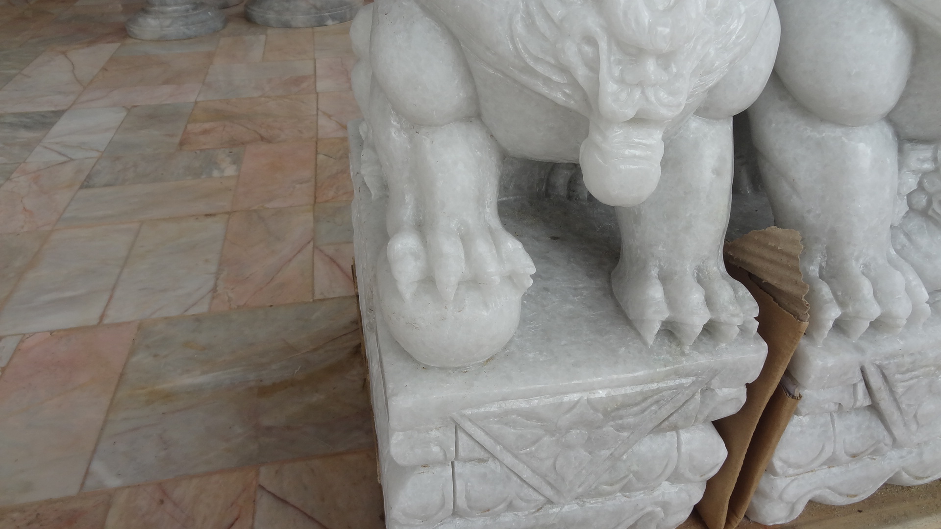 สิงโตหินอ่อนแกะสลัก ความสูง 70 กว้าง 46 ยาว 26 เซนติเมตร