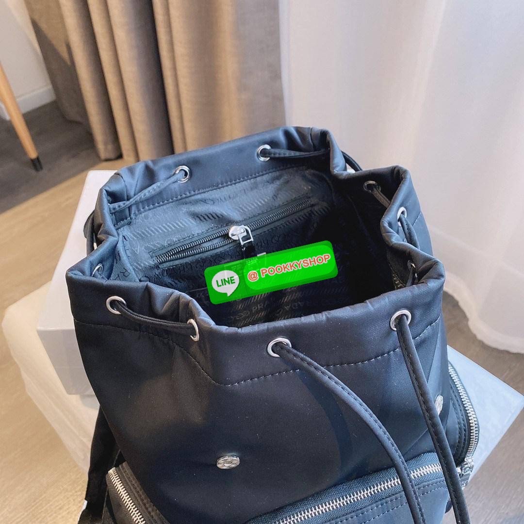 รุ่นใหม่พร้อมส่ง NEW!! PRADA NYLON BACKPACK กระเป๋าสะพายเป้ วัสดุทำจาก ผ้าNylon คุณภาพดี สามารถกันน้ำได้ในระดับนึง เปิดปิดด้วยกระดุม จุของได้เยอะ สายสะพาย สามารถปรับได้ฟรีด้านหน้ามีช่องใส่ของได้ ด้านในมีช่องแบ่งหลายช่อง ใส่เอกสารA4 Ipad ได้ น้ำหนักเบา ใช้