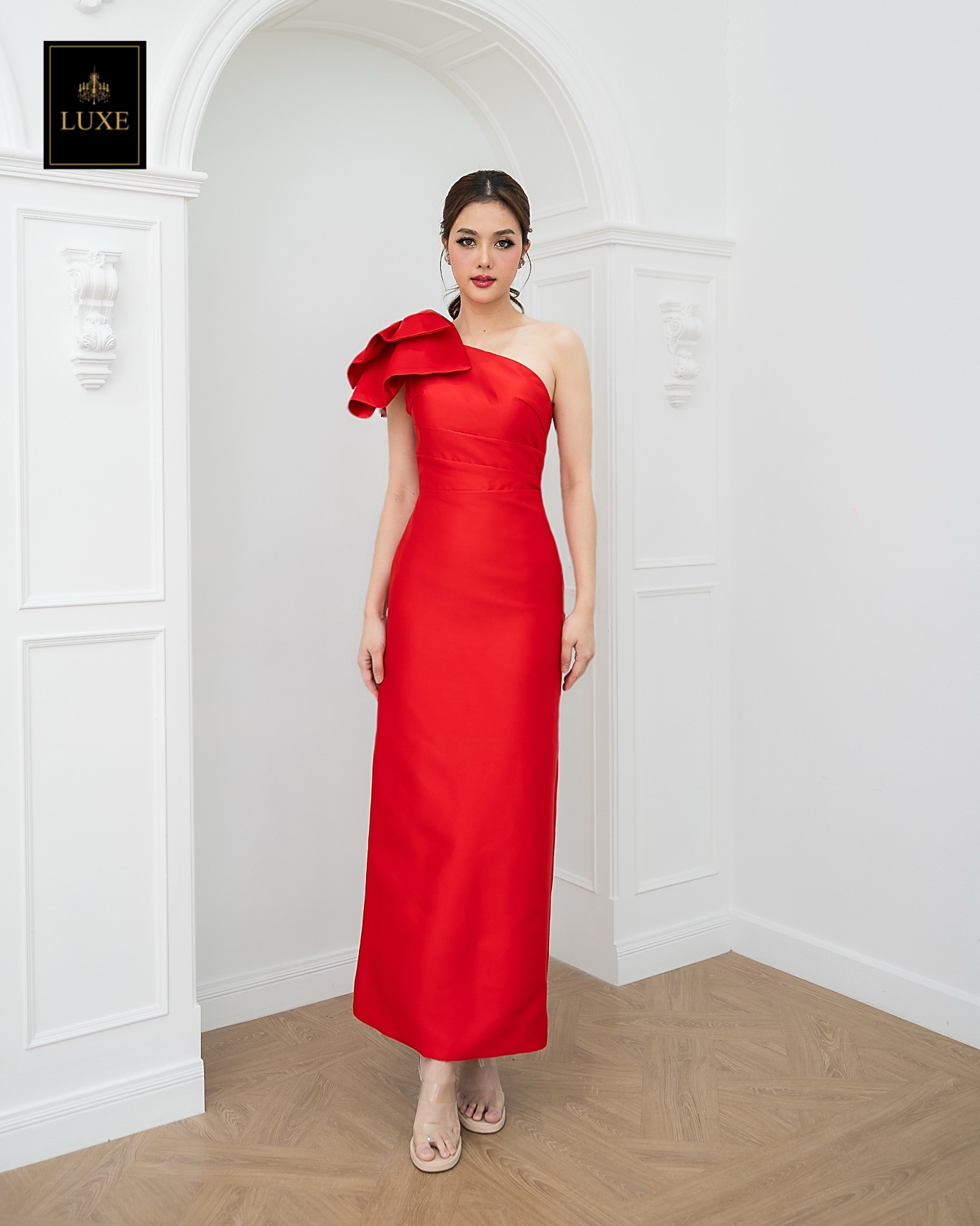 เดรสแฟชั่น เดรสเสื้อไหล่เดียวแขนกุด กระโปรงยาวทรงตรง แต่งโบว์ไซส์ใหญ่ที่ไหล่ขวา