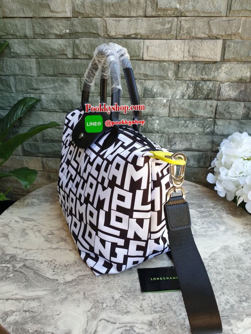 LE PLIAGE LGP TOP HANDLE BAG M รายละเอียด • วัสดุ: ผ้าใบ • อะไหล่: นิกเกิล • ตัวกระเป๋า: ผ้าใบโพลีอะไมด์เคลือบด้านใน • ตกแต่ง: หนังวัว รายละเอียดภายนอก • การปิด: ซิปและกระดุมสแน๊ป • สายสะพาย: ถอดออกได้ • ช่อง: 1 รายละเอียดภายใน • ช่องใส่ของ: 1 • จุของได้เ