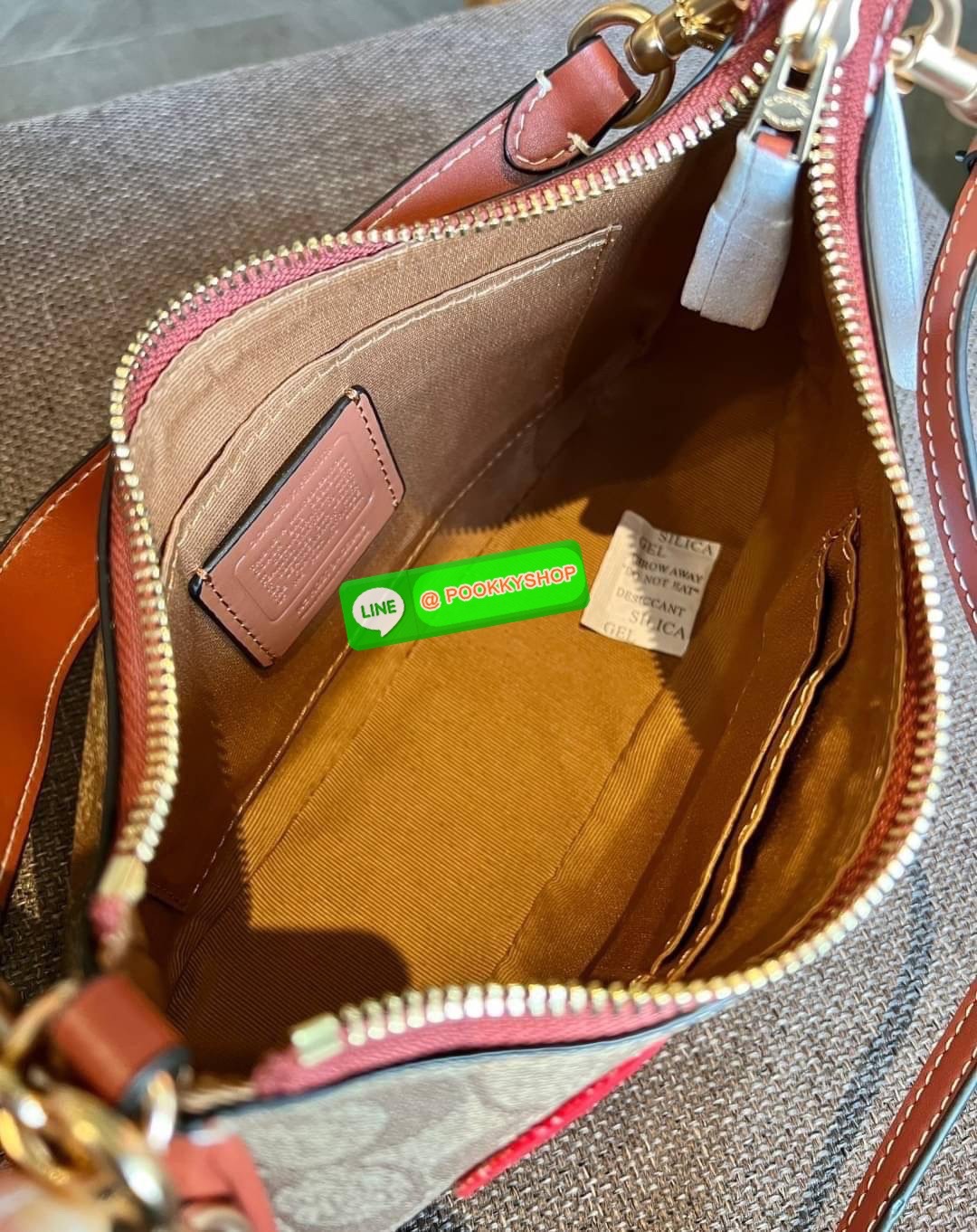 COACH X PEANUTS TERI SHOULDER BAG IN SIGNATURE WITH PATCHES ((CE848)) 📣พร้อมส่งที่ไทย ห้ามพลาด สวยก่อนใครค่าา! กับกระเป๋าคล้องไหล่หรือสะพายแบบครอสบอดี้ร์ หนังแท้สวย ☃️ด้านหน้าปักลวดลายSnoopy+Snow น่ารักๆน่าใช้มากๆ เปิด-ปิดกระเป๋าด้วยซิปภายใ