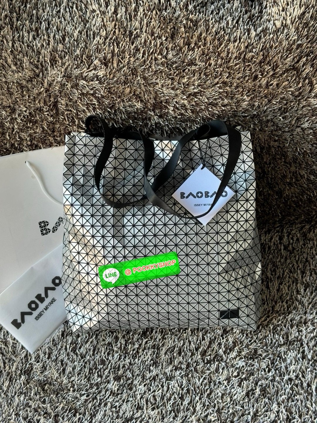 Baobao Issey Miyake Cart S geometric tote bag รูปทรงที่สร้างขึ้นโดยบังเอิญ' เสื้อผ้าที่มีโครงสร้างและได้รับการออกแบบทางวิศวกรรมอันเป็นเอกลักษณ์ของแบรนด์ ส่งต่อไปยังเครื่องประดับที่น่าประทับใจและไร้กาลเวลาเหล่านี้ กระเป๋าโท้ต Cart ประดิษฐ์ขึ้นจากการตั