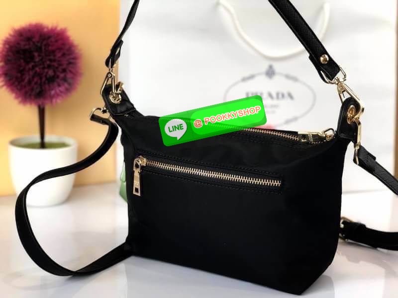 PRADA NYLON SHOULDER BAG พรีเมี่ยมกิ้ฟจากเคาน์เตอร์ต่างประเทศรุ่น Limited edition ที่ฮ๊อตสุดๆวัสดุเป็น Nylon เนื้อหนาคุณภาพดีตามแบบฉบับของแบรนด์ ขนาดกำลังดีน้ำหนักเบา ด้านหน้าประดับ โลโก้แบรนด์อะไหล่ทองหรู ภายในมีช่องซิปและช่องใส่ของ ซับใน Polyester100% ใ