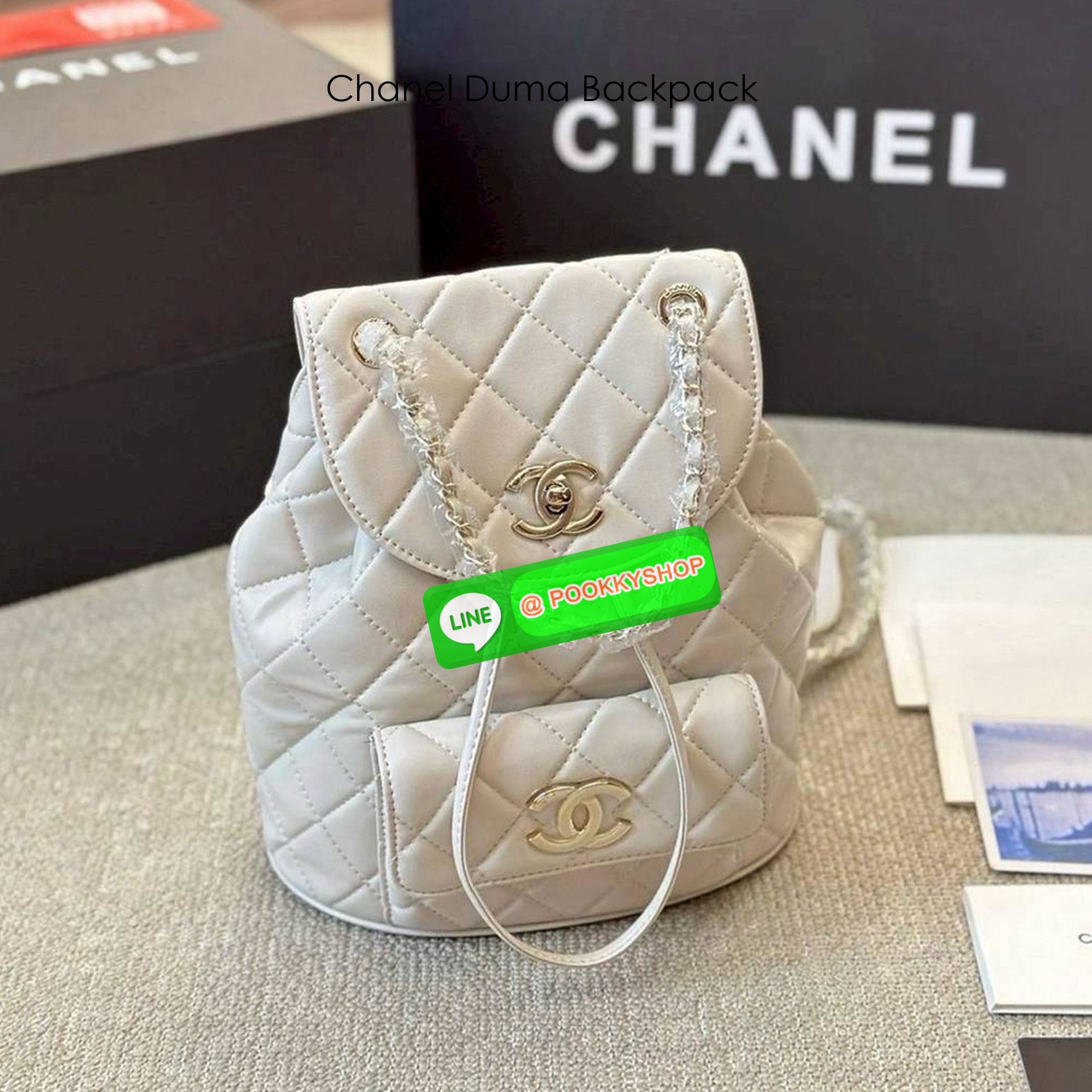 Chanel Duma Backpack กระเป๋าเป้ ไซส์น่ารัก สีพาสเทลสุดคิ้ว รูปทรงทันสมัยหนังเรียบสัมผัสนิ่ม ดีเทลความสวยมากมาย ทั้งสายรูดเก็บปาดกระเป๋า หรือจะช่องเปิดด้านหน้า ก็ดูหรูไปหมด ภายในโล่งกว้าง ใส่ของสำคัญได้ครบ สายสะพายปรับได้ตามต้องการอีกเล็กน้อย น่ารักน่าใช้ส