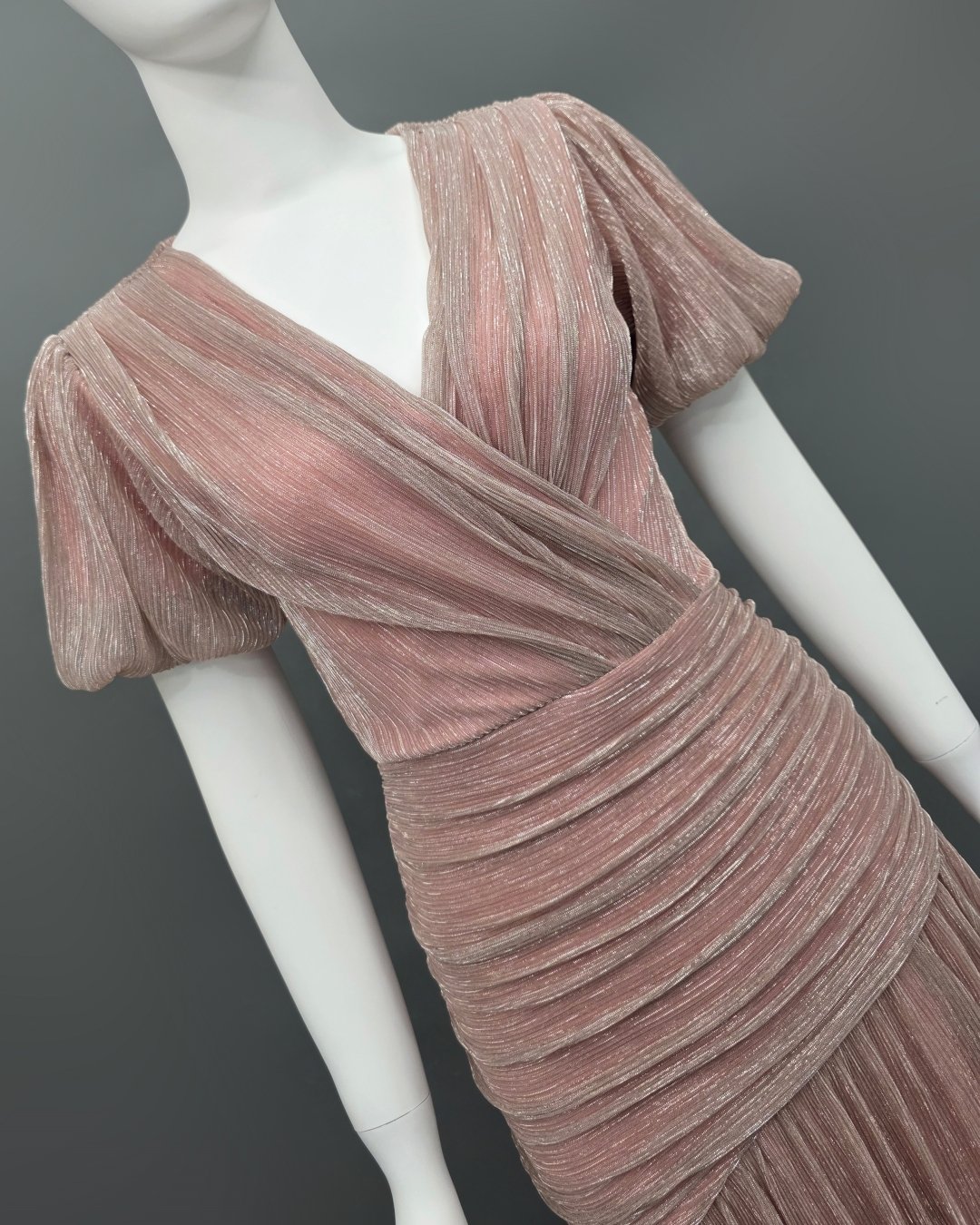 เดรสแฟชั่น เดรสเสื้อคอป้าย แขนบอลลูน กระโปรงเฉลียงทรงเข้ารูป ต่อจีบรูด