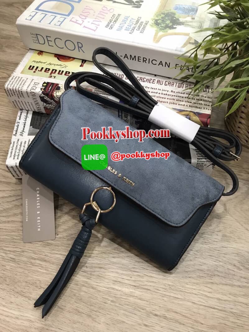 Don't Miss! CHARLES&KEITH WALLET กระเป๋าคลัชรุ่นใหม่ล่าสุดแบบชนช็อปเปิดปิดด้วยฝาปิดกำมะหยี่กระดุมแม่เหล็กประดับพู่หนังดูมีดีเทล ด้านหน้ามีโลโก้แบรนด์ ภายในมีทั้งช่องซิปและช่องใส่บัตรหลายช่องสามารถใส่ธนบัตร มือถือ เหรียญและบัตรได้เยอะ ด้านหลังมีอีก1ช่