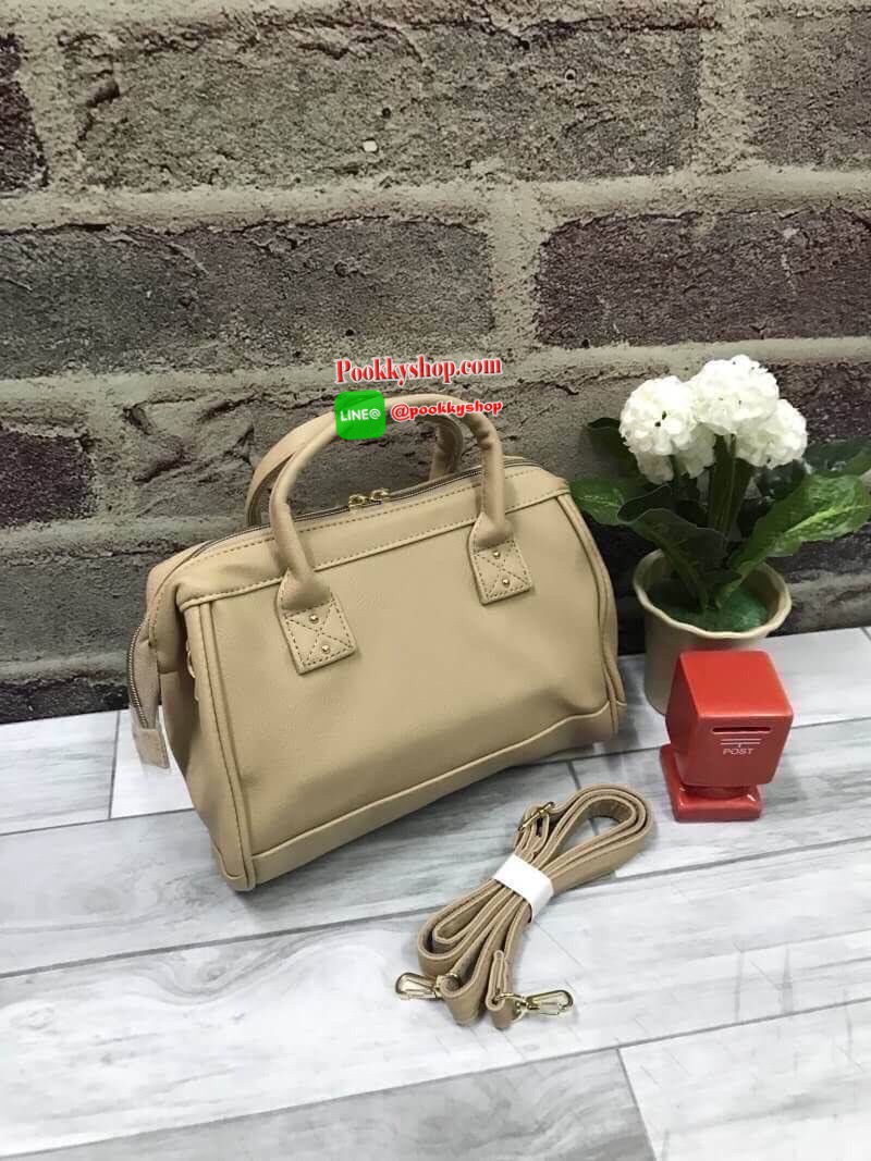 Anello polyester 2 way mini boston bag จากแบรนด์ดังในประเทศญี่ปุ่น กระเป๋าสไตล์คลาสสิค มีโครงปากกระเป๋ากว้างเป็นสัญลักษณ์ วัสดุหนังpu กันน้ำได้ ภายในมีช่องใหญ่และช่องเล็กด้านข้าง2ช่อง เปิดปิดด้วยซิปคู่ มีตัวล้อคที่หูจับ ด้านหน้ามีช่องซิปเล็กใช้งานได้จริง