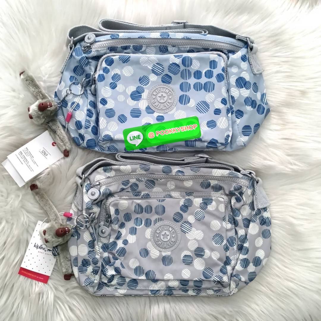 KIPLING RETH CROSSBODY BAG ซับในตาราง วัสดุ Nylon +polyester กระเป๋าสะพายข้างหรือ สะพาย Crossbody ได้ ช่องหน้าเปิด-ปิด ด้วยซิป พร้อมช่องแยกบ่อยด้านข้าง ช่องหลัก 2 ช่อง ด้านในโล่งกว้าง สามารถจุสัมภาระได้เยอะ พร้อมช่องซิปหลัง สายสะพายปรับระดับสั้น-ยาว ได้ f