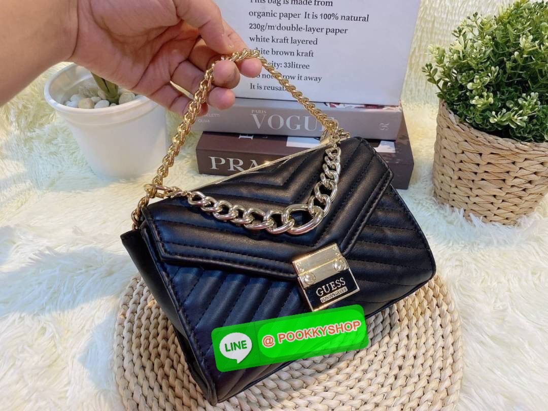 GUESS กระเป๋าสะพายทรงน่ารัก สวยอยู่ทรง ขนาดกำลังดี น้ำหนักเบา ด้านหน้ามีโลโก้แบรนด์อะไหล่ทอง โซ่ห้อยด้านหน้าไม่ชอบ สามารถถอดได้ เปิดปิดด้วยกระดุมแม่เหล็กสะดวกใช้ ภายในมี 1 ช่องย่อย และ 1 ช่องซิปเล็ก
