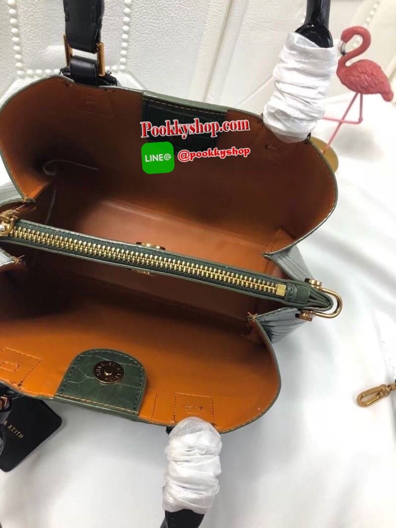 New arrival!! CHARLES & KEITH กระเป๋าถือ/สะพาย วัสดุ Saffiano คุณภาพดี น้ำหนักเบา ด้านหน้าประดับด้วยโลโก้แบรนด์สุดหรู เปิดปิดกระเป๋าด้วยกระดุมแม่เหล็กและซิป ด้านในโล่งกว้างมีช่องซิปสำหรับใส่ของ ใส่กระเป๋าสตางค์ใบยาวได้ Iphone+ได้ทุกรุ่น จุของได้เยอะ มาพร้