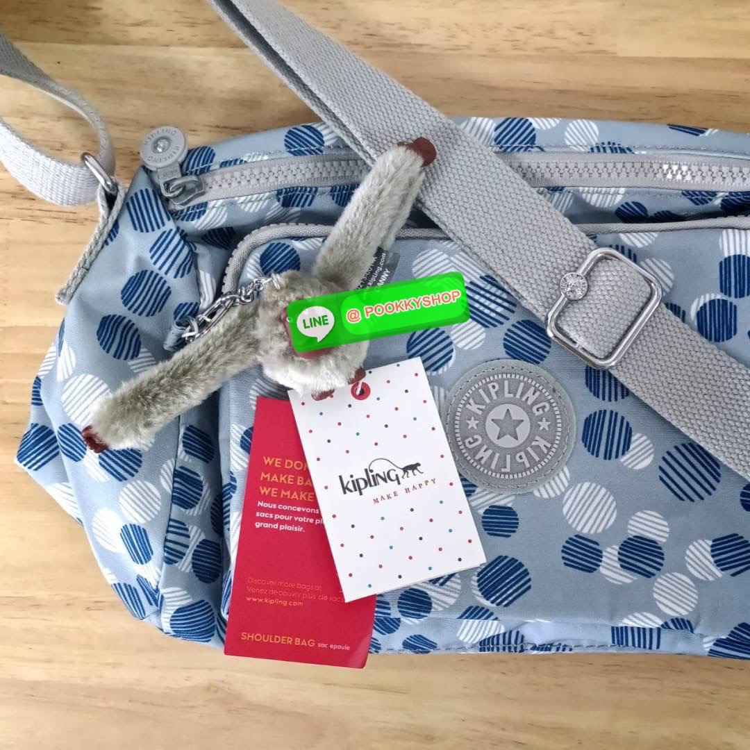 KIPLING RETH CROSSBODY BAG ซับในตาราง วัสดุ Nylon +polyester กระเป๋าสะพายข้างหรือ สะพาย Crossbody ได้ ช่องหน้าเปิด-ปิด ด้วยซิป พร้อมช่องแยกบ่อยด้านข้าง ช่องหลัก 2 ช่อง ด้านในโล่งกว้าง สามารถจุสัมภาระได้เยอะ พร้อมช่องซิปหลัง สายสะพายปรับระดับสั้น-ยาว ได้ f