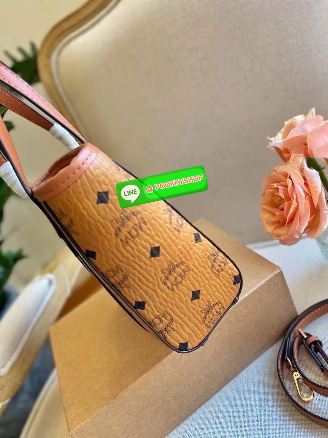 MCM Messenger & Shoulder Bags กระเป๋าถือ/สะพายข้าง ทรง shopper ไซส์มินิ สวยคลาสสิค พกพาสะดวก ใช้งานง่ายสุดๆ วัสดุหนังคุณภาพดี ปากกระเป๋ามีซิปรูดกันของหล่น รูดใช้งานง่าย ภายในเป็นช่องโล่ง มาพร้อมสาย crossbody ถอดถือคล้องแขนเก๋ๆได้สวยๆเลยน้า ใบจริงการันตีสว