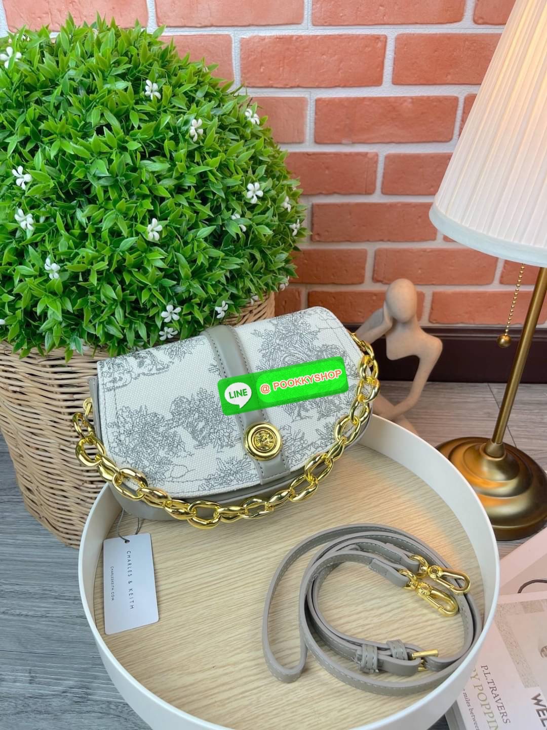 Charles & Keith Fabric Print Chain Shoulder Bag กระเป๋าถือ/สะพายทรงสวยหรู ด้านหน้ากระเป๋าแต่งผ้าปริ้วท์ลายสวยงาม หูหิ้วคล้องแขนเป็นแบบโซ่ทองหรูหรา ด้านหลังมีช่องใส่ของได้ เปิดปิดแบบตัวกดล็อก ด้านในจุของได้พอสมควรเช่น กระเป๋าเงินใบกลาง กุญแจรถ iPhone pro m