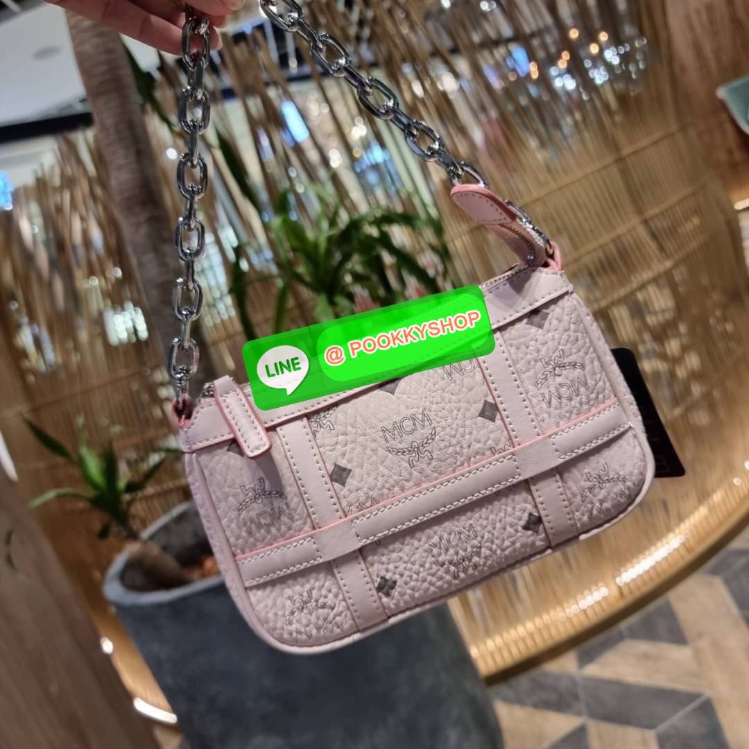 MCM MINI DELMY SHOULDER BAG จัดหนักจัดเต็ม!! ที่สุดของรุ่นที่ฮอตหนักมาก คอลเลคชั่นที่ยอดขายดีตั้งแต่วันแรกที่ลง shop ด้วยรูปทรงที่กะทัดรัด ตอบโจทย์ได้ทุกลุค ทุกไลฟ์สไตล์ ใช้งานได้ง่ายคล่องตัว กระเป๋าสะพายทรงพอช ที่มาพร้อมสายโซ่คล้องด้านหน้า และสายหนังครอส