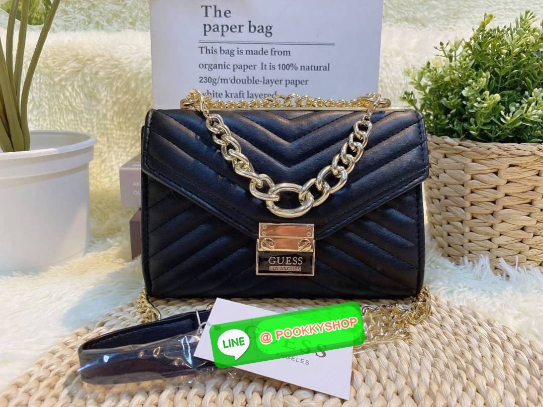 GUESS กระเป๋าสะพายทรงน่ารัก สวยอยู่ทรง ขนาดกำลังดี น้ำหนักเบา ด้านหน้ามีโลโก้แบรนด์อะไหล่ทอง โซ่ห้อยด้านหน้าไม่ชอบ สามารถถอดได้ เปิดปิดด้วยกระดุมแม่เหล็กสะดวกใช้ ภายในมี 1 ช่องย่อย และ 1 ช่องซิปเล็ก