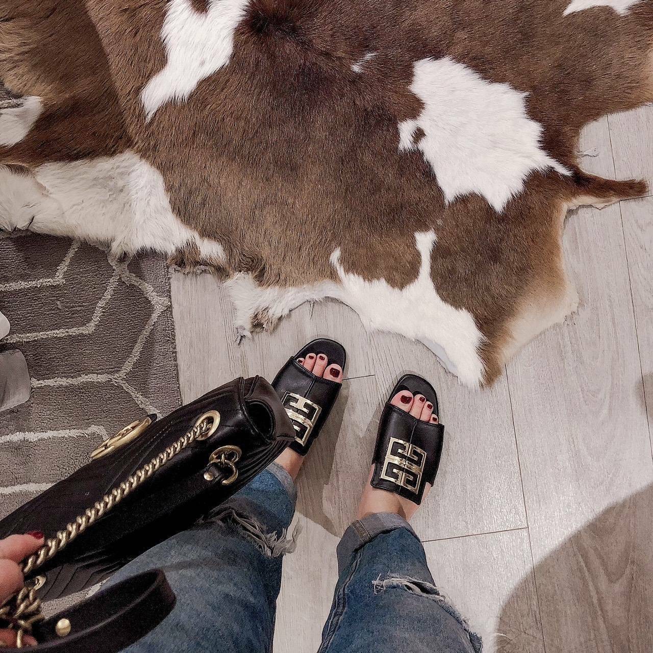 พร้อมส่ง ฮอตๆๆๆ เลยคะ ตัวนี้ เพิ่งมาคะ แตะ givenchy ตัวใหม่ล่าสุด รองเท้าแตะหน้าสวม หนังนิ่ม ทรงสวยมาก เก็บหน้าเท้าได้ดี สาวหน้าเท้ากว้างใส่ได้จ้า *งานปั้มแบรนด์ กล่องเรียบน๊า