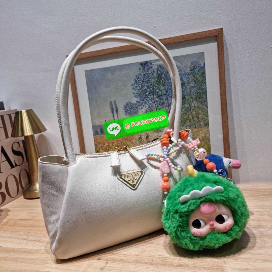 PRADA MEDIUM LEATHER HANDBAG 🔆 Details สะเทือนวงการแฟชั่นแบบสุด! กับกระเป๋าสะพายไหล่พรีเมี่ยมกิ๊ฟ ดีไซน์เก๋และมาแรงมาก สาวๆหนุ่มๆติดแกลมต้องไม่พลาด สวยดูแพง หูสะพายคล้องไหล่สะดวก ปากกระเป๋ามีซิปรูดเปิดปิดง่าย ภายในแบ่งสัดส่วนสวย โล่งกว้าง มีทั้งช่