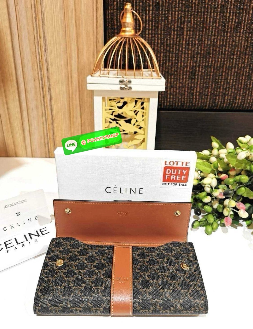 ✴️มาแล้วนะคะ! Don't Miss!✴️CELINE LONG WALLET BAG VIP GIFT WITH PURCHASE-GWP กระเป๋าพรีเมี่ยมกิ๊ฟ Limited จาก CELINE HAUTE PARFUME DUTYFREE COUNTER วัสดุ Triomphe Canvas หนังสวยอยู่ทรงปั้มโลโก้ด้านหน้าเปิดปิดฝาปิดกระดุม ภายในมีช่องใส่บั