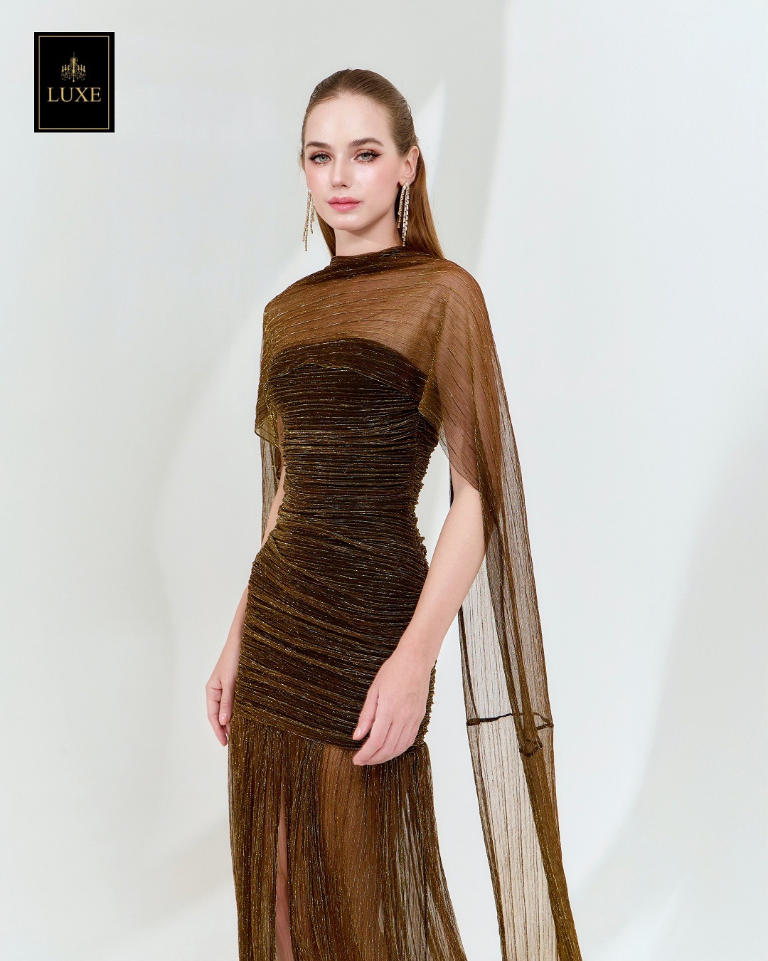 เดรสแฟชั่น เดรสเสื้อเกาะอกทรงเข้ารูป กระโปรงต่อชายระบาย ผ่าหน้า มาพร้อมผ้า mmคลุมไหล่