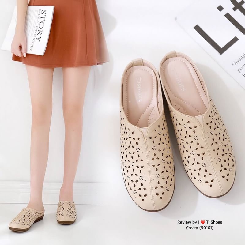 พร้อมส่งรองเท้าเพื่อสุขภาพ ที่ทั่งเกร๋ทั้งน่ารักสุดๆ รองเท้ารุ่นนี้เป็นงานสั่งทำพิเศษ หนังนิ้มนิ่ม ฉลุลายน่ารักๆ มีรูระบายอากาศใส่แล้วเท้าไม่อับ น้ำหนักเบา ใส่นุ่มเดินทั้งวันได้สบายมากๆ ส้นยางเกรดพรีเมี่ยมอย่างดี แมทกับชุดอะไรก็เกร๋ เป็นรุ่นแนะนำ ซื้อไปรั