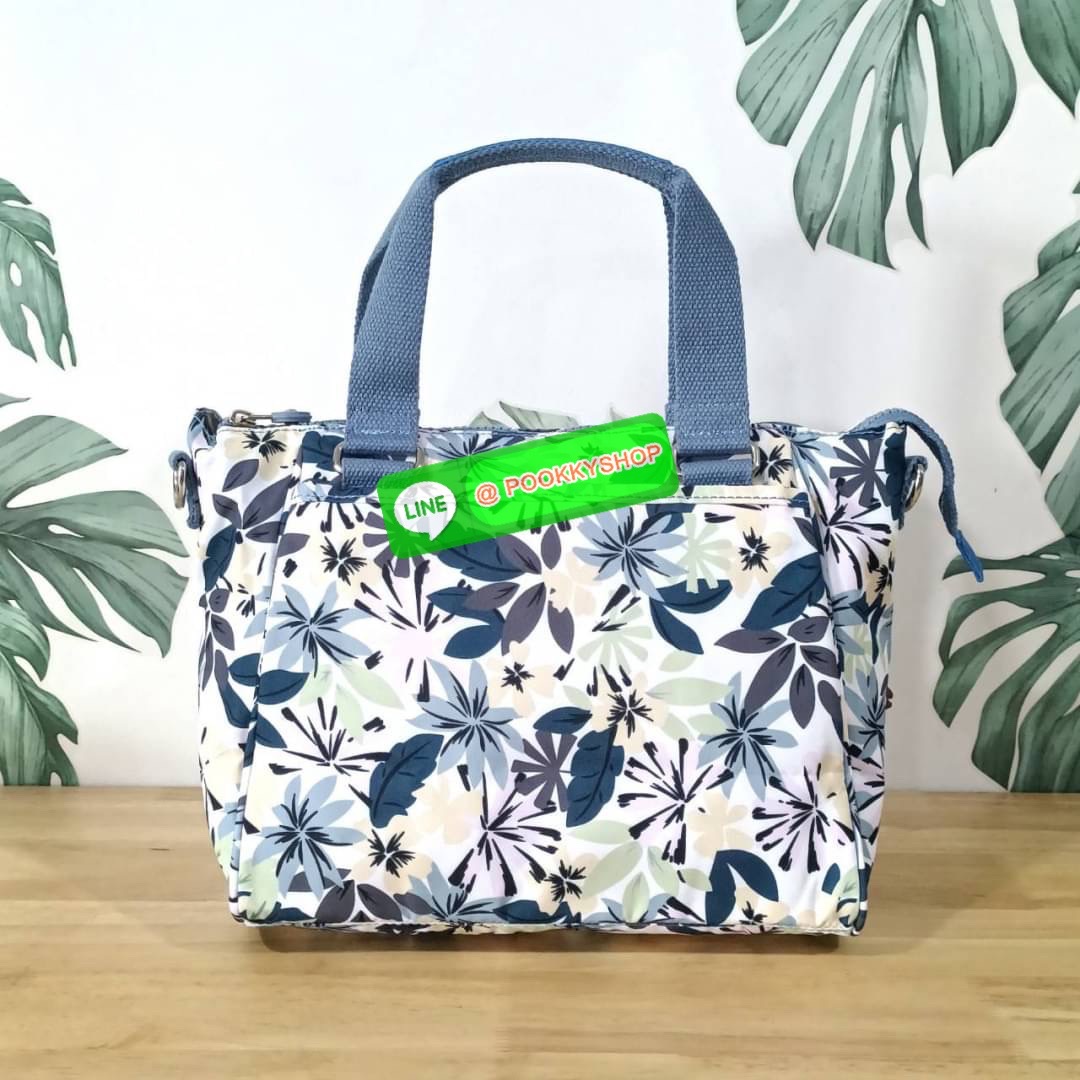 KIPLING AMIEL Medium Handbag กระเป๋าถือหรือสะพาย วัสดุ Nylon + Polyester ช่องหลักเปิด-ปิดด้วยซิป โล่ง กว้าง สามารถจุของได้เยอะ ด้านในมีช่องใส่ของทั้งซ้ายและขวา ด้านหลังมี ช่องลึกอีก 1 ช่อง พร้อมสายสะพายยาวปรับได้ free size เหมาะกับวันไปทำงาน วันสบายๆ สามา