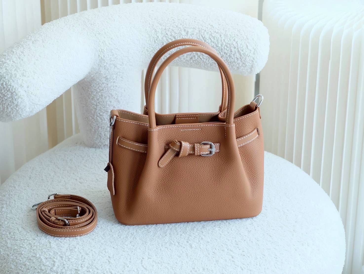 กระเป๋าหนังแท้ทรงtote งานหนังแท้💯 Genuine leather หนังลาย togo รักษาง่าย ใช้งานได้ยาวนาน ขนาดกำลังดี น้ำหนักเบา มีสายสะพายยาว หนังแท้มีความคงทนและสามารถใช้งานได้ยาวนาน เมื่อได้รับการดูแลที่ดี หนังจะมีความนุ่มและยืดหยุ่น แต่ยังคงแข็งแรง นอกจากนี้ ห