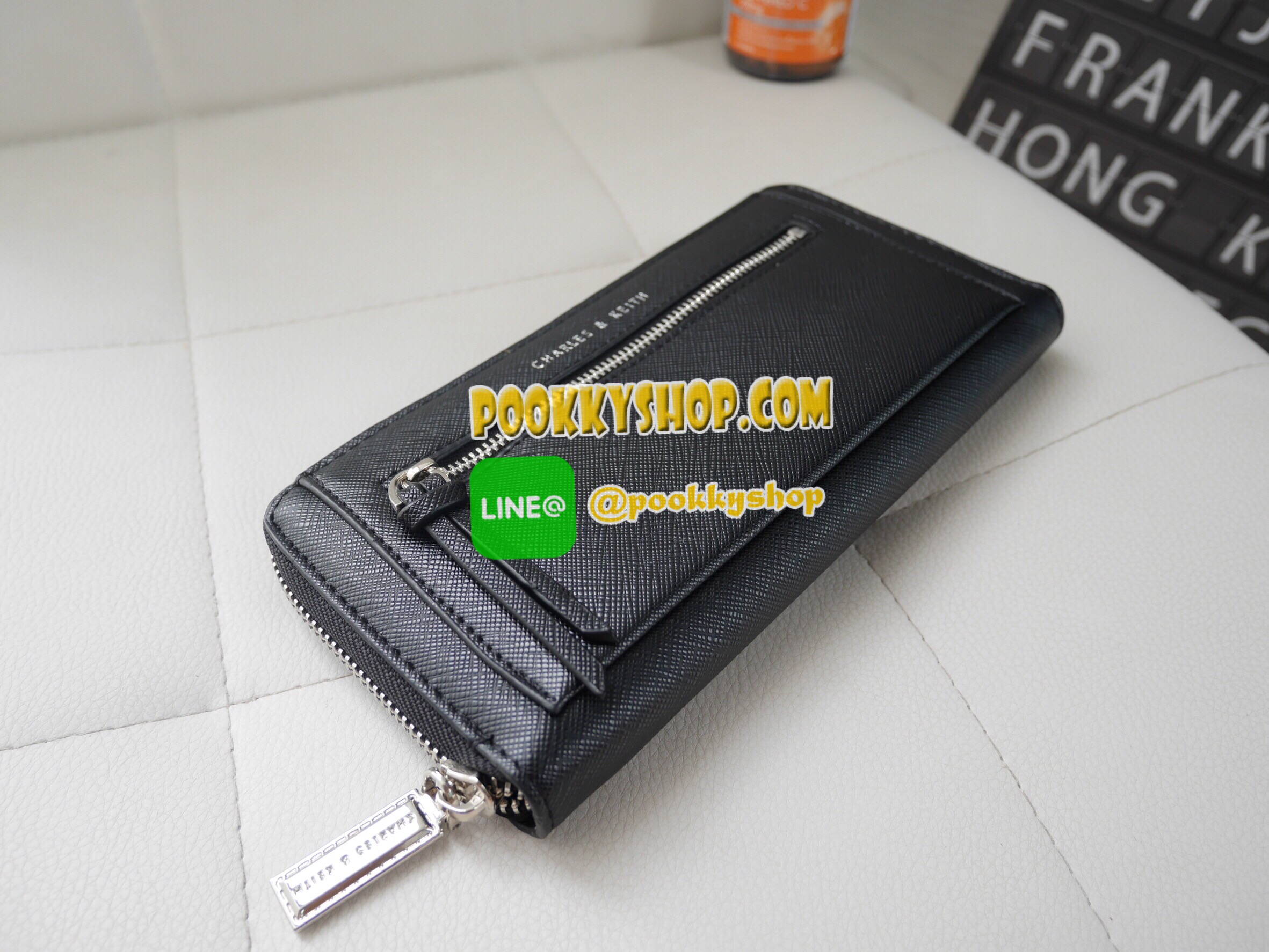 กระเป๋าสตางค์ยาว ซิปรอบ ดีไซน์ คลาสิค รุ่นใหม่ ยี่ห้อ CHARLE & KEITH ด้านหน้าตกแต่งซิปสุดเก๋ ให้ความสวย ดูดี เรียบหรู เปิดปิดด้วยซิปยาว ด้านหน้าปั๊มสกรีนยี่ห้อ โดดเด่น ในสไตส์ค่ะ ด้านในใส่บัตรได้มากกว่า 12 ใบ ช่องกลางเป็นซิป เก็บเหรียญได้ค่ะ สาวๆที่ชอบ คว